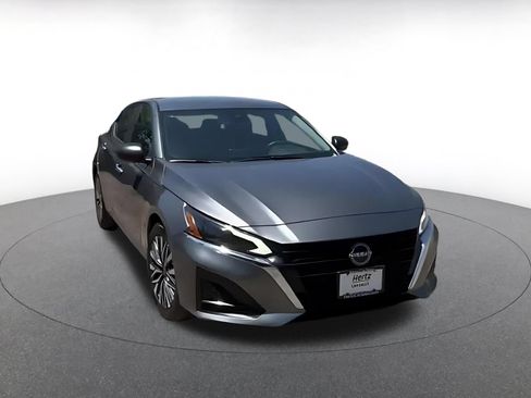 Used 2025 Nissan Altima 2.5 SV FWD image 3