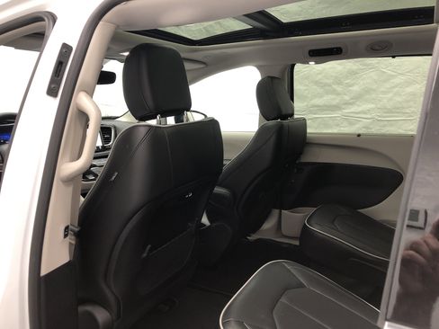 Certified 2024 Chrysler Pacifica Limited image 16