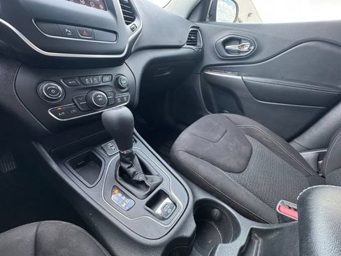 Used 2020 Jeep Cherokee Latitude FWD image 10