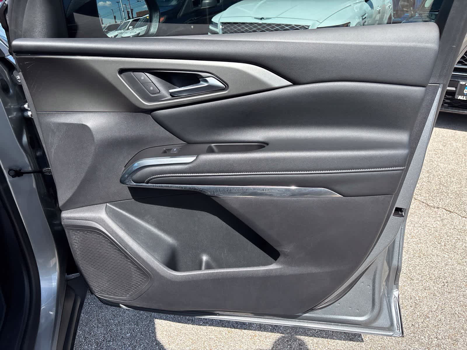 Used 2025 Chevrolet Traverse LT w/ Driver Confidence Package FWD image 12