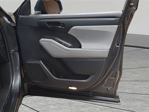 Used 2023 Toyota Highlander L image 26