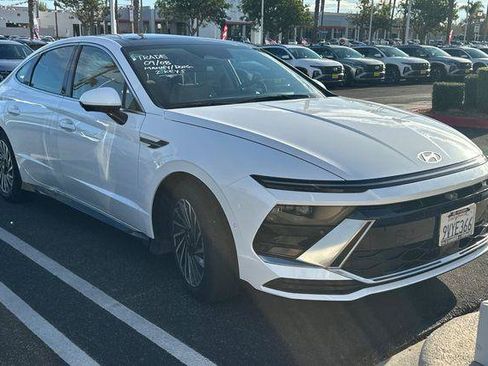 Certified 2025 Hyundai Sonata Limited FWD image 2