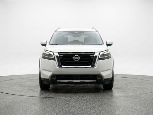 Used 2025 Nissan Pathfinder SV image 2