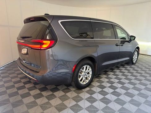 Used 2023 Chrysler Pacifica Touring-L FWD image 6