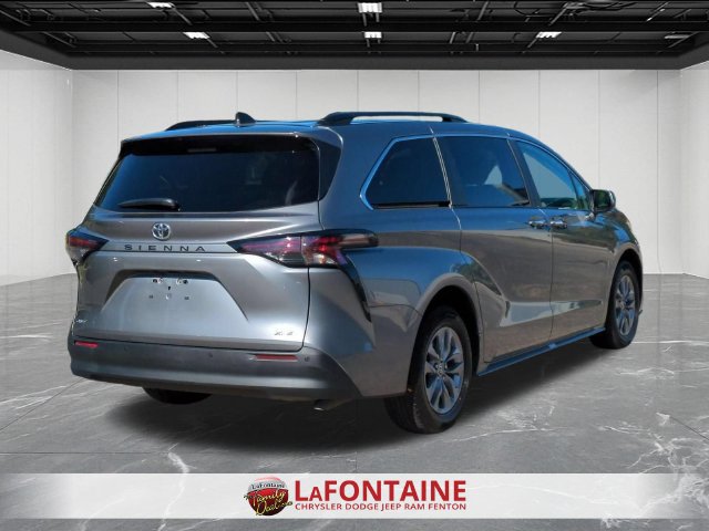 Used 2026 Toyota Sienna XLE FWD image 5