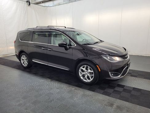 Used 2017 Chrysler Pacifica Touring-L Plus w/ Tire & Wheel Group FWD image 11