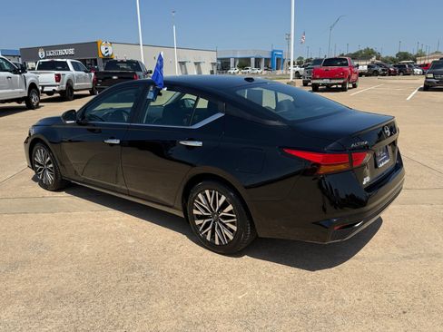 Used 2025 Nissan Altima 2.5 SV FWD image 7