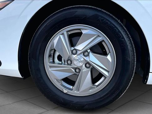 Certified 2025 Hyundai Elantra SE image 9