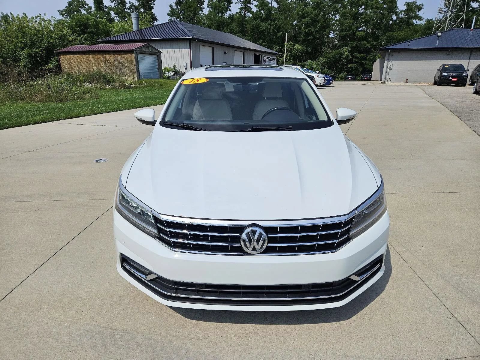 Used 2018 Volkswagen Passat 2.0T SE FWD image 2