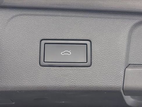 Used 2025 Volkswagen Atlas SE image 34