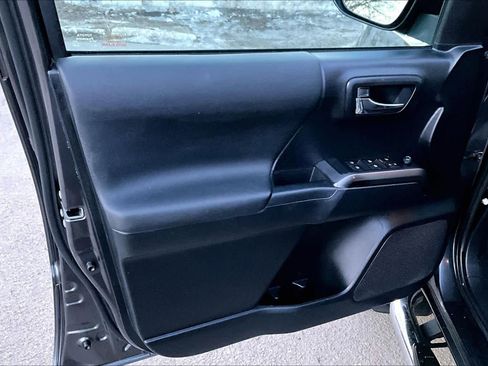 Used 2019 Toyota Tacoma TRD Sport w/ Technology Package image 20