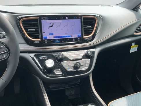 New 2027 Chrysler Pacifica Pinnacle w/ Theater Group FWD image 8