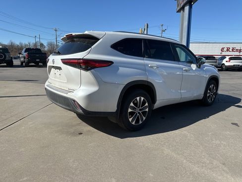 Used 2023 Toyota Highlander XLE image 5