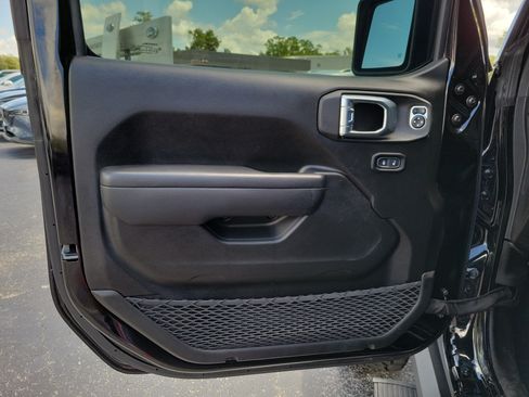 Used 2024 Jeep Wrangler Unlimited Rubicon AWD/4WD image 17