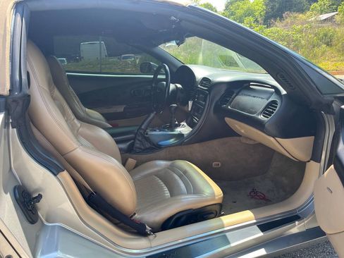 Used 2000 Chevrolet Corvette Convertible w/ Memory Pkg RWD image 11
