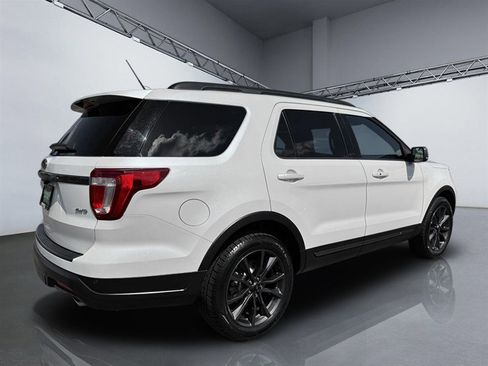 Used 2018 Ford Explorer XLT w/ Equipment Group 202A image 7