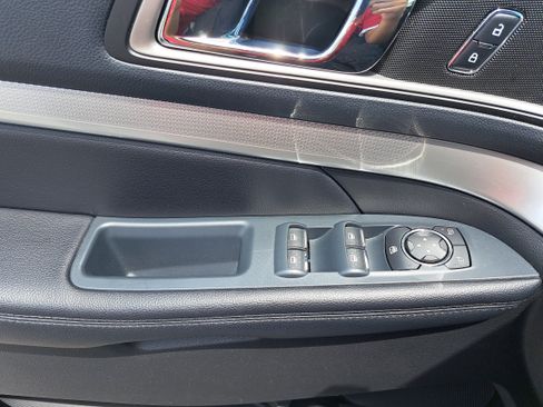 Used 2016 Ford Explorer XLT w/ Equipment Group 201A FWD image 28