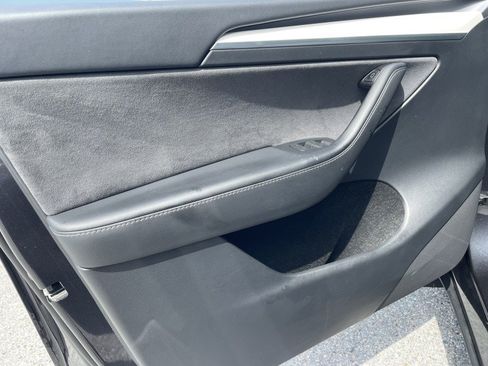 Used 2024 Tesla Model Y Long Range AWD/4WD image 17