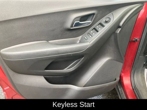 Used 2018 Chevrolet Trax LT w/ LT Convenience Package image 13