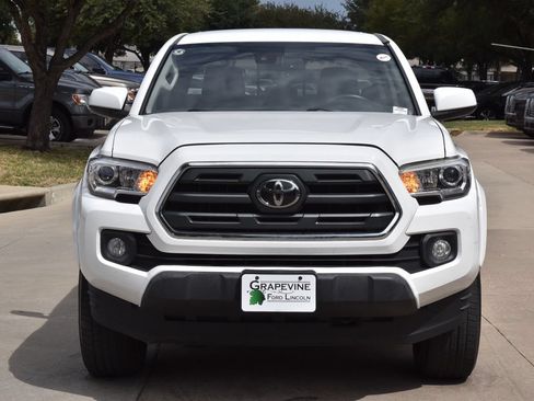 Used 2018 Toyota Tacoma SR5 AWD/4WD image 3