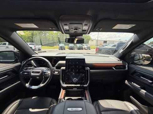 Used 2025 GMC Yukon Denali w/ Sun & Power Step Package AWD/4WD image 9