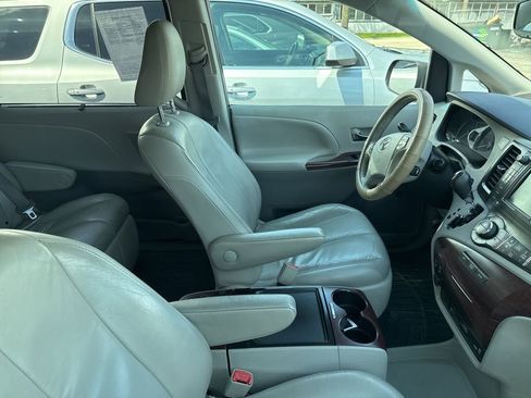 Used 2012 Toyota Sienna XLE w/ Premium Pkg image 7