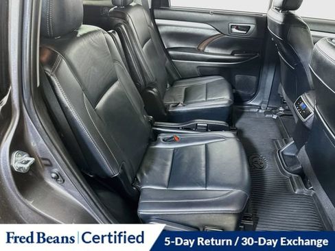 Used 2019 Toyota Highlander XLE AWD/4WD image 16