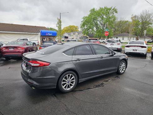 Used 2017 Ford Fusion SE FWD image 12