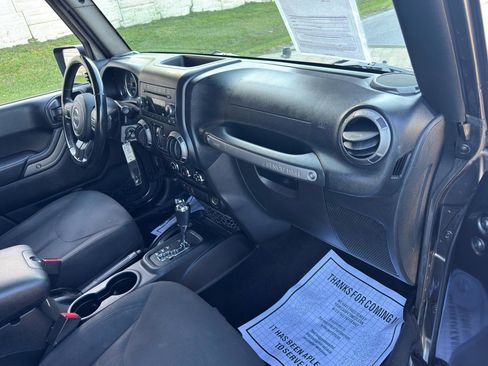 Used 2018 Jeep Wrangler Unlimited Sport S AWD/4WD image 27
