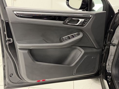 Certified 2025 Porsche Macan image 27