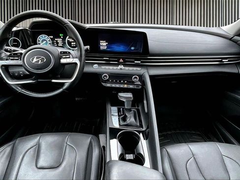 Used 2021 Hyundai Elantra Limited image 16