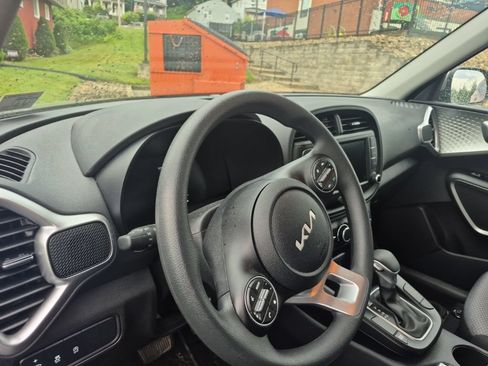 Used 2025 Kia Soul LX FWD image 10