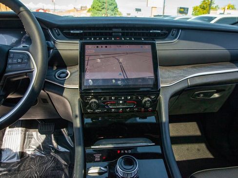 Used 2025 Jeep Grand Cherokee Limited w/ Luxury Tech Group II image 15