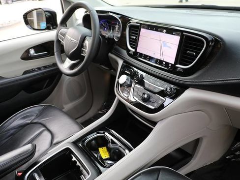 Used 2023 Chrysler Pacifica Limited FWD image 12