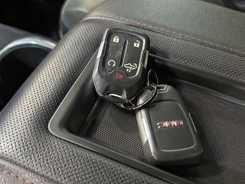 Used 2022 GMC Sierra 1500 AT4 w/ AT4 Premium Package AWD/4WD image 33