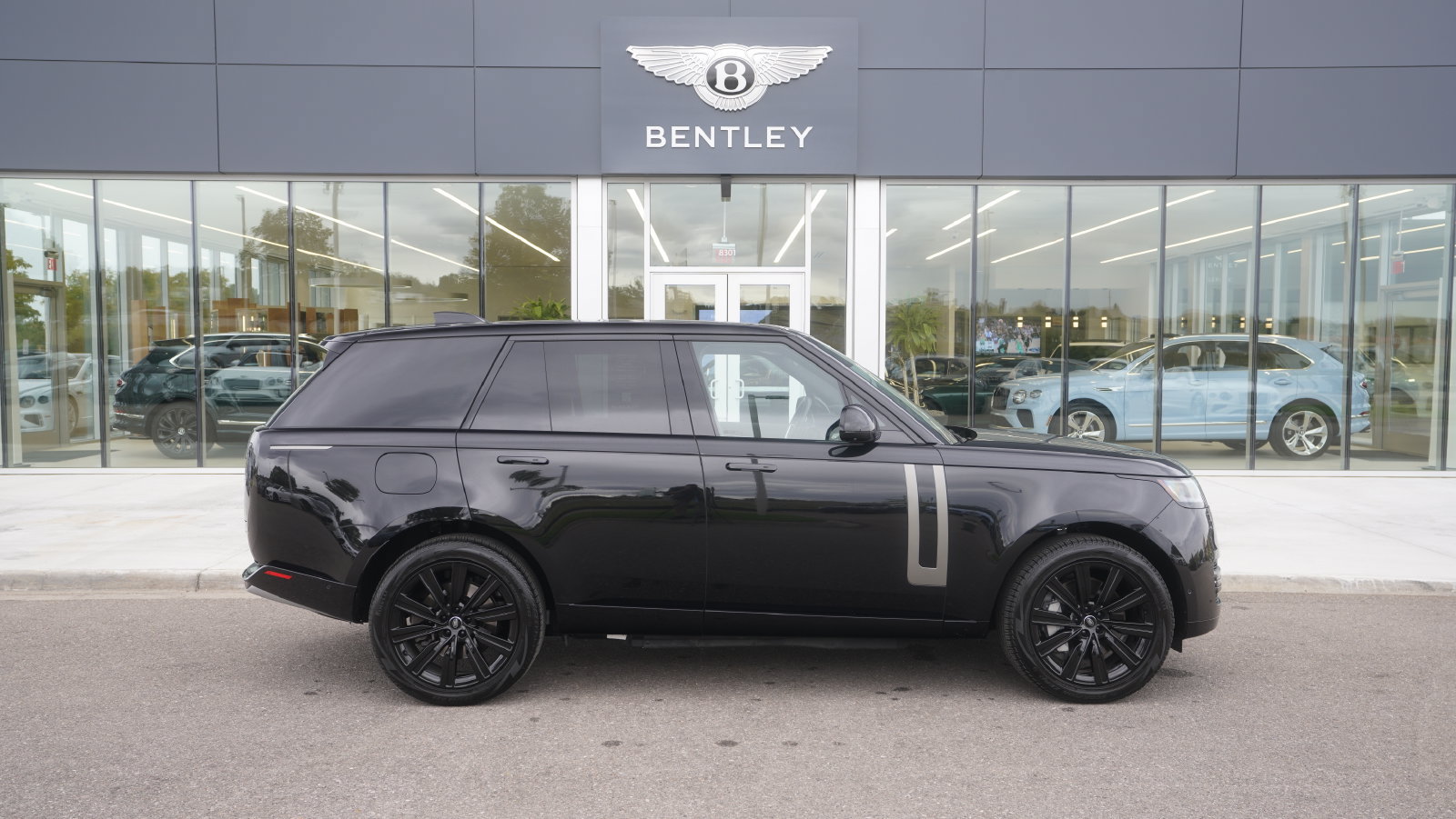 Used 2025 Land Rover Range Rover SE AWD/4WD image 15