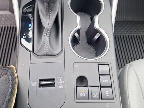 Used 2024 Toyota Highlander LE image 15