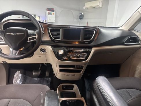 Used 2020 Chrysler Voyager L image 18