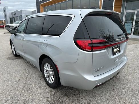 Used 2024 Chrysler Pacifica Touring-L FWD image 9