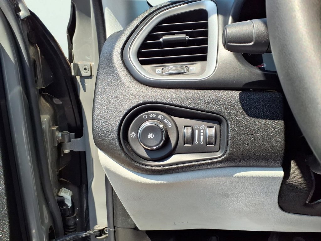 Used 2021 Jeep Renegade Latitude FWD image 19