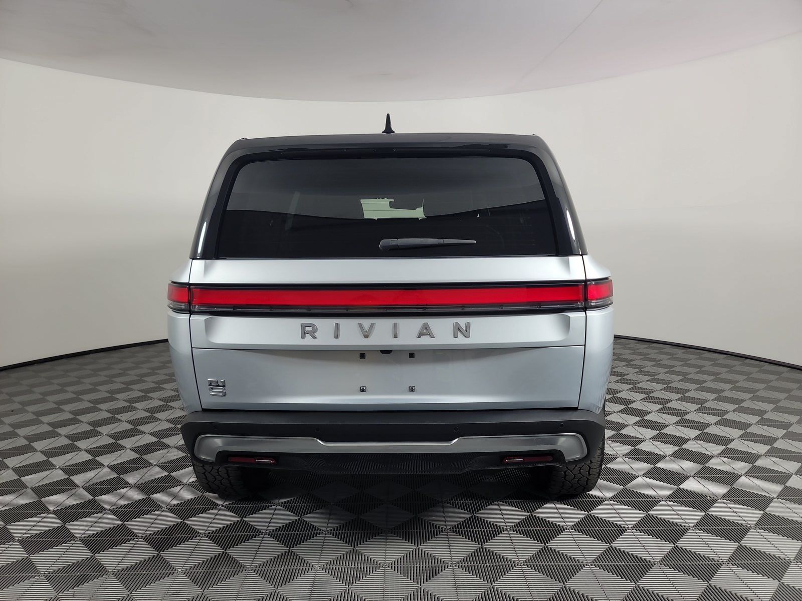 Used 2025 Rivian R1S Adventure Dual AWD/4WD image 4