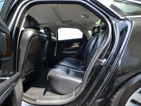 Used 2016 Jaguar XJ R-Sport image 16