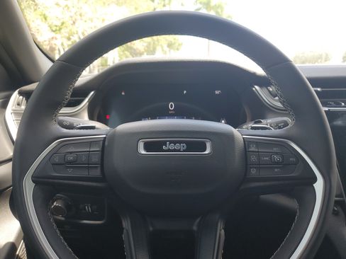 Used 2024 Jeep Grand Cherokee Altitude RWD image 23