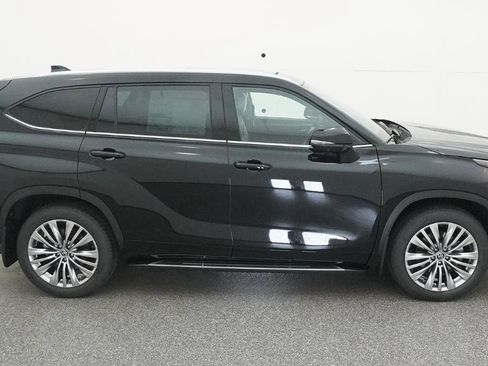 New 2026 Toyota Highlander Platinum image 13