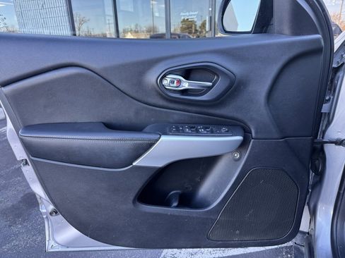 Used 2018 Jeep Cherokee Latitude Plus image 2