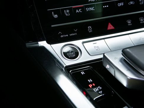 Used 2022 Audi e-tron Premium Plus w/ Premium Plus Package image 22