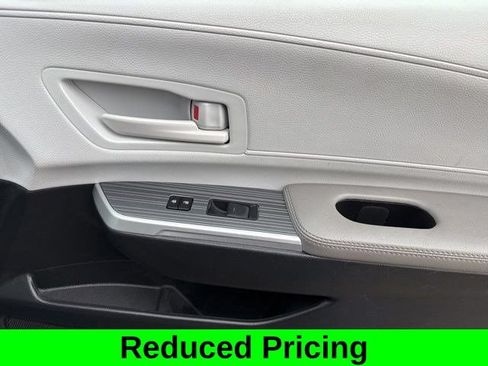 Used 2025 Toyota Sienna LE FWD image 35