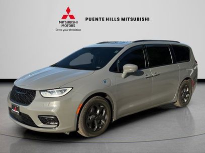 Used 2021 Chrysler Pacifica Limited w/ Uconnect Theater Family Group