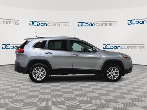 Used 2017 Jeep Cherokee Latitude AWD/4WD image 2