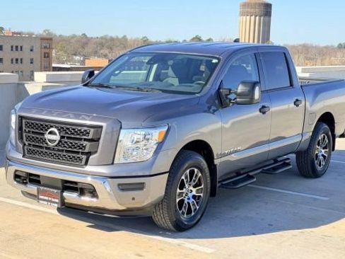 Used 2024 Nissan Titan SV w/ SV Convenience Package image 2
